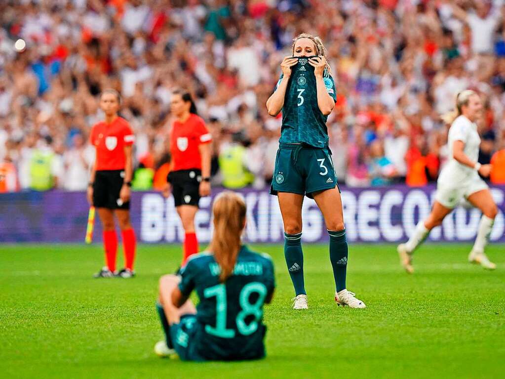 England und Deutschland liefern sich vor der EM-Rekordkulisse in Wembley ein groes Duell - mit einem Happy End fr die Gastgeberinnen. 