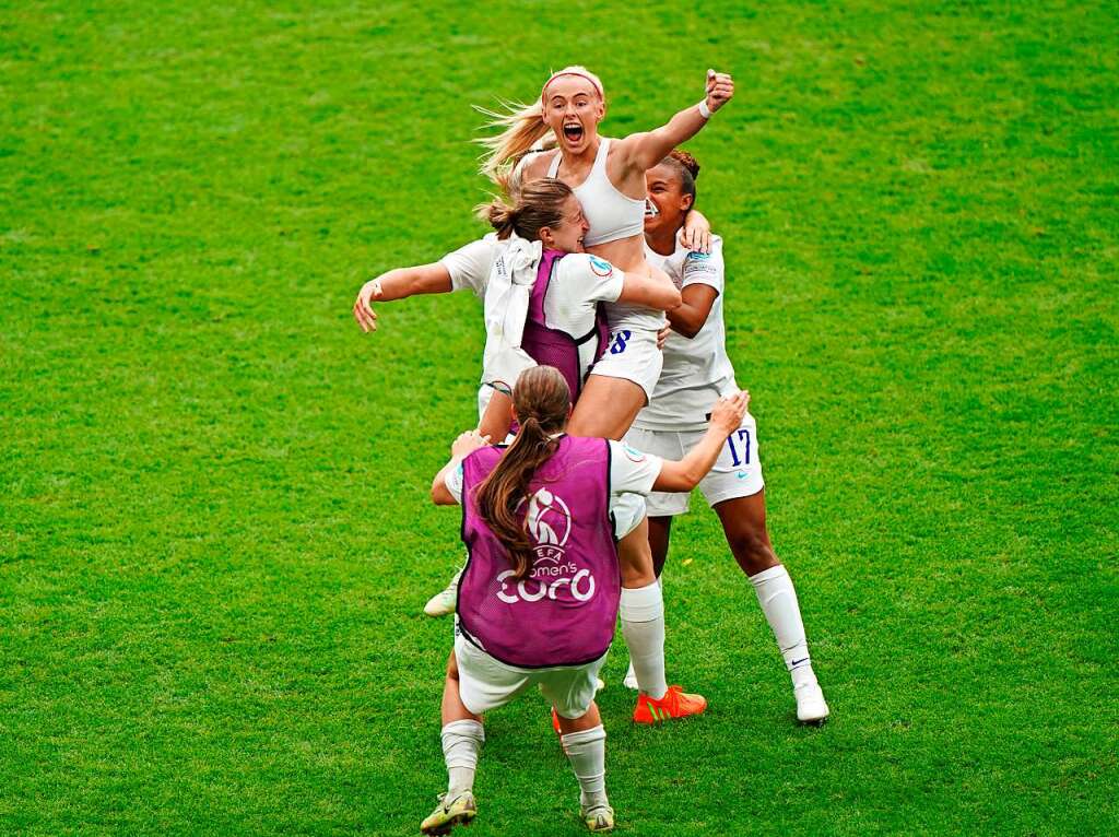 England und Deutschland liefern sich vor der EM-Rekordkulisse in Wembley ein groes Duell - mit einem Happy End fr die Gastgeberinnen. 