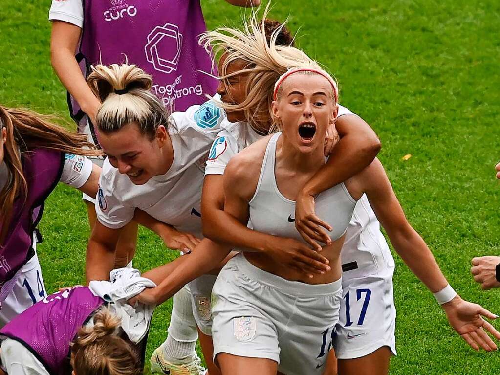 England und Deutschland liefern sich vor der EM-Rekordkulisse in Wembley ein groes Duell - mit einem Happy End fr die Gastgeberinnen. 