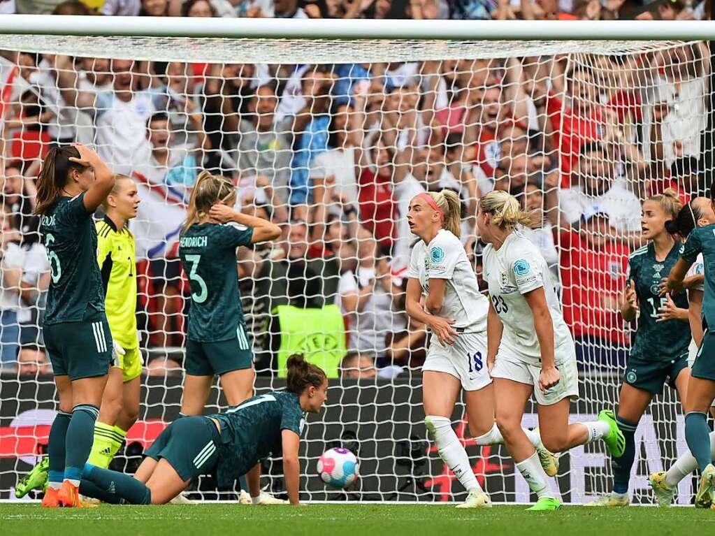 England und Deutschland liefern sich vor der EM-Rekordkulisse in Wembley ein groes Duell - mit einem Happy End fr die Gastgeberinnen. 