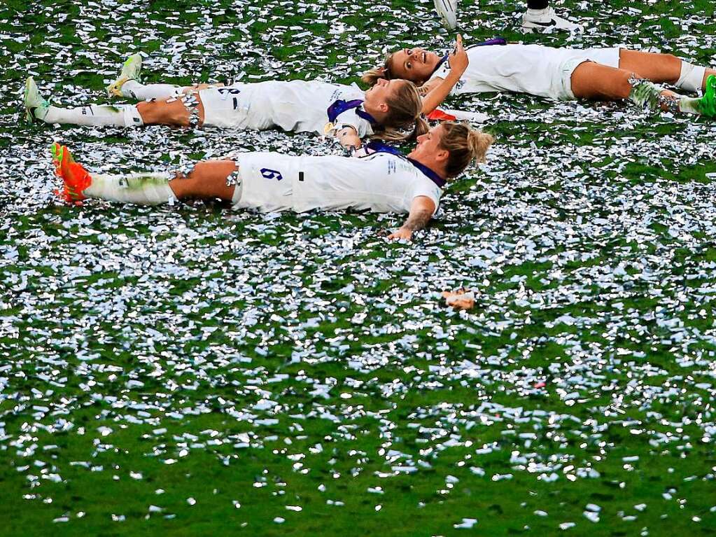 England und Deutschland liefern sich vor der EM-Rekordkulisse in Wembley ein groes Duell - mit einem Happy End fr die Gastgeberinnen. 