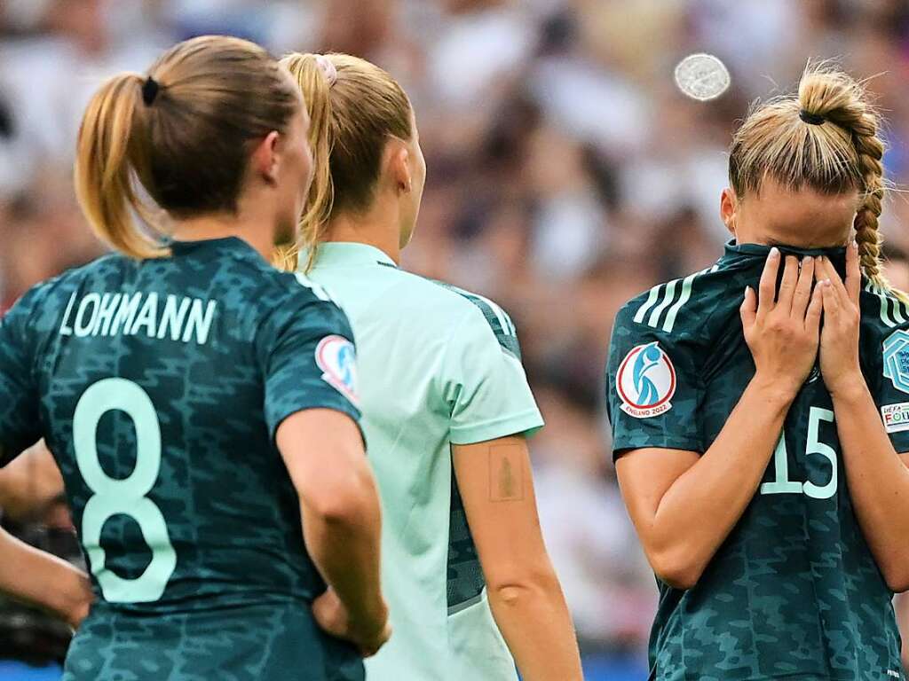 England und Deutschland liefern sich vor der EM-Rekordkulisse in Wembley ein groes Duell - mit einem Happy End fr die Gastgeberinnen. 