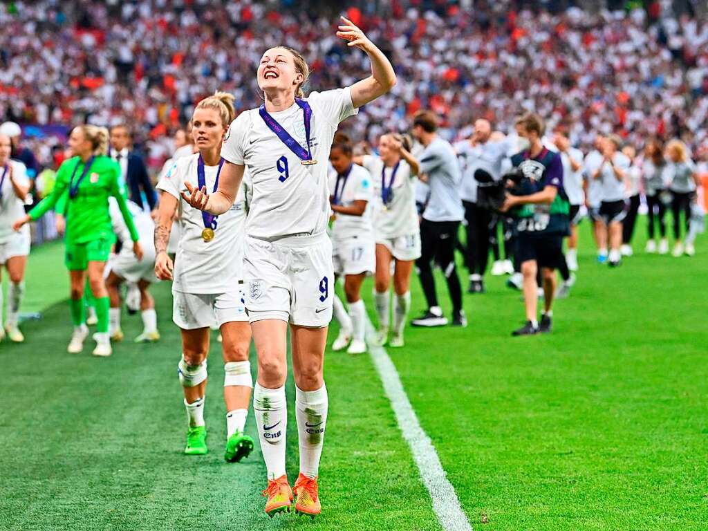 England und Deutschland liefern sich vor der EM-Rekordkulisse in Wembley ein groes Duell - mit einem Happy End fr die Gastgeberinnen. 