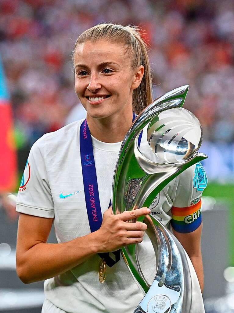 England und Deutschland liefern sich vor der EM-Rekordkulisse in Wembley ein groes Duell - mit einem Happy End fr die Gastgeberinnen. 