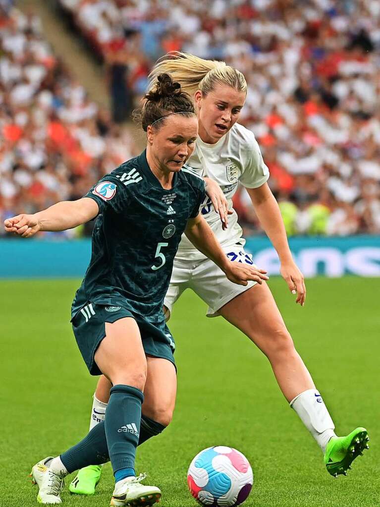 England und Deutschland liefern sich vor der EM-Rekordkulisse in Wembley ein groes Duell - mit einem Happy End fr die Gastgeberinnen. 