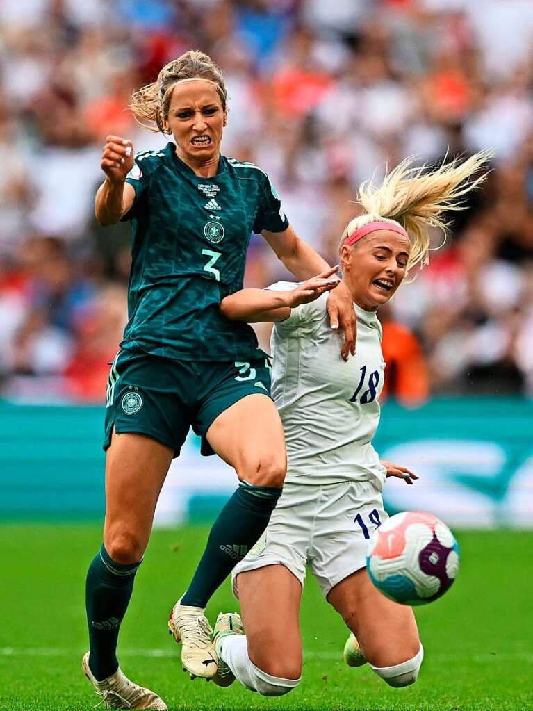 England und Deutschland liefern sich vor der EM-Rekordkulisse in Wembley ein groes Duell - mit einem Happy End fr die Gastgeberinnen. 