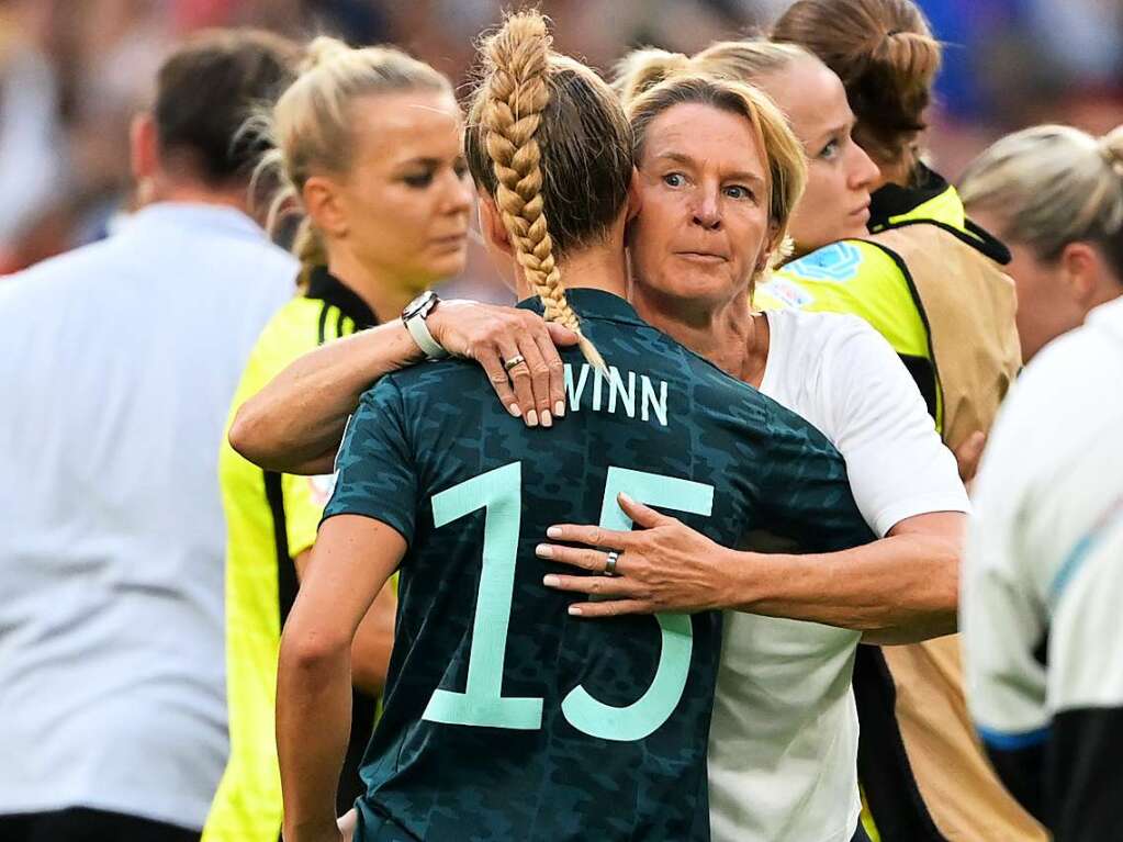 England und Deutschland liefern sich vor der EM-Rekordkulisse in Wembley ein groes Duell - mit einem Happy End fr die Gastgeberinnen. 