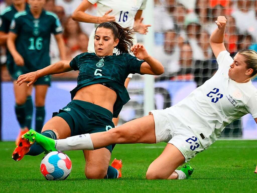 England und Deutschland liefern sich vor der EM-Rekordkulisse in Wembley ein groes Duell - mit einem Happy End fr die Gastgeberinnen. 