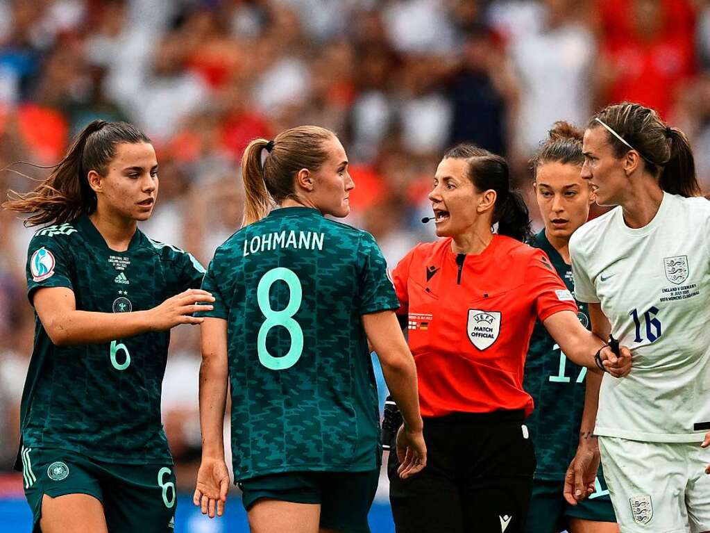 England und Deutschland liefern sich vor der EM-Rekordkulisse in Wembley ein groes Duell - mit einem Happy End fr die Gastgeberinnen. 