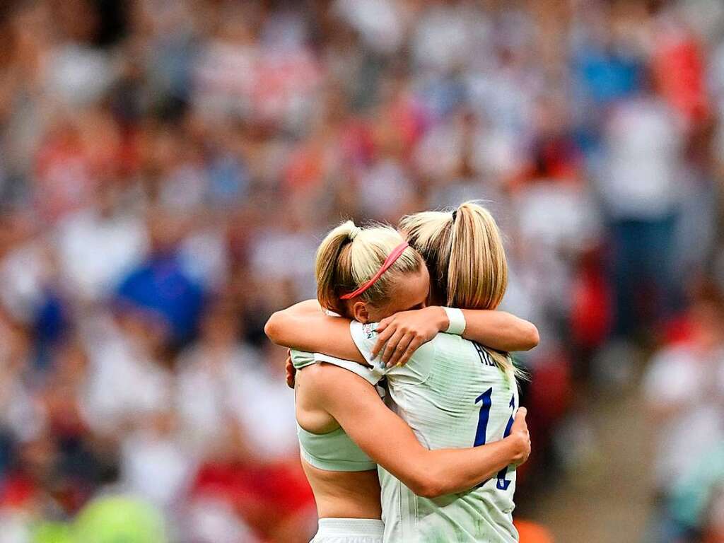 England und Deutschland liefern sich vor der EM-Rekordkulisse in Wembley ein groes Duell - mit einem Happy End fr die Gastgeberinnen. 