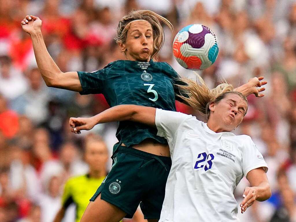 England und Deutschland liefern sich vor der EM-Rekordkulisse in Wembley ein groes Duell - mit einem Happy End fr die Gastgeberinnen. 