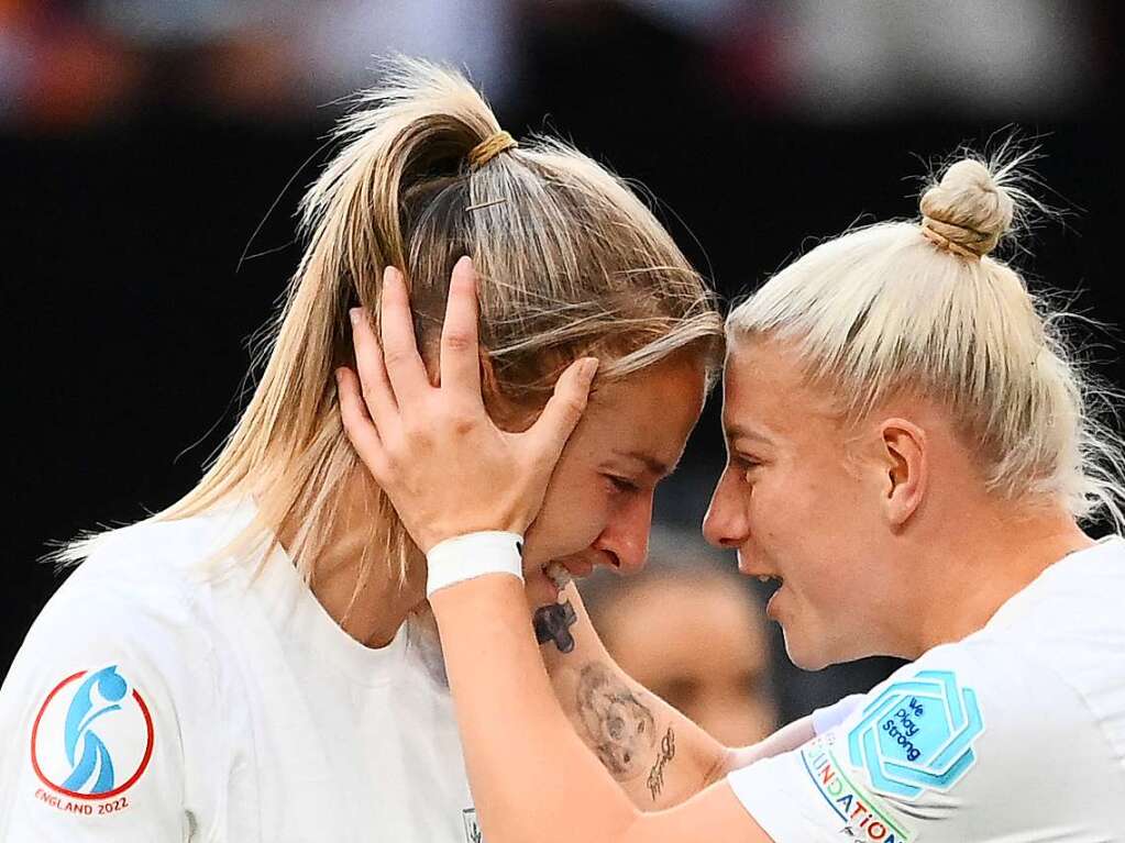 England und Deutschland liefern sich vor der EM-Rekordkulisse in Wembley ein groes Duell - mit einem Happy End fr die Gastgeberinnen. 