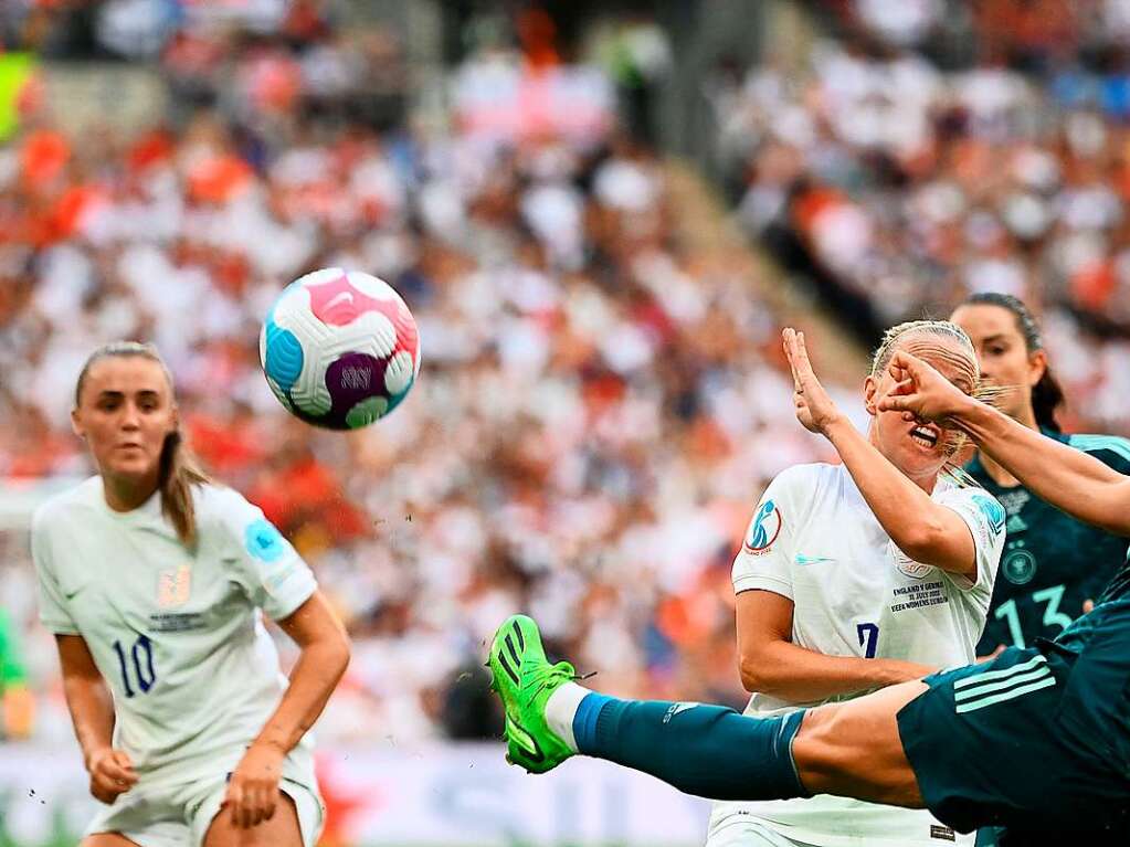 England und Deutschland liefern sich vor der EM-Rekordkulisse in Wembley ein groes Duell - mit einem Happy End fr die Gastgeberinnen. 