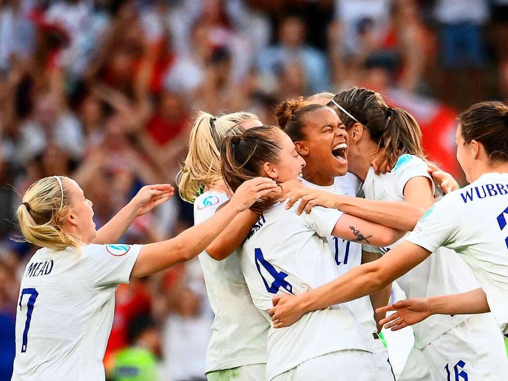 England und Deutschland liefern sich vor der EM-Rekordkulisse in Wembley ein groes Duell - mit einem Happy End fr die Gastgeberinnen. 