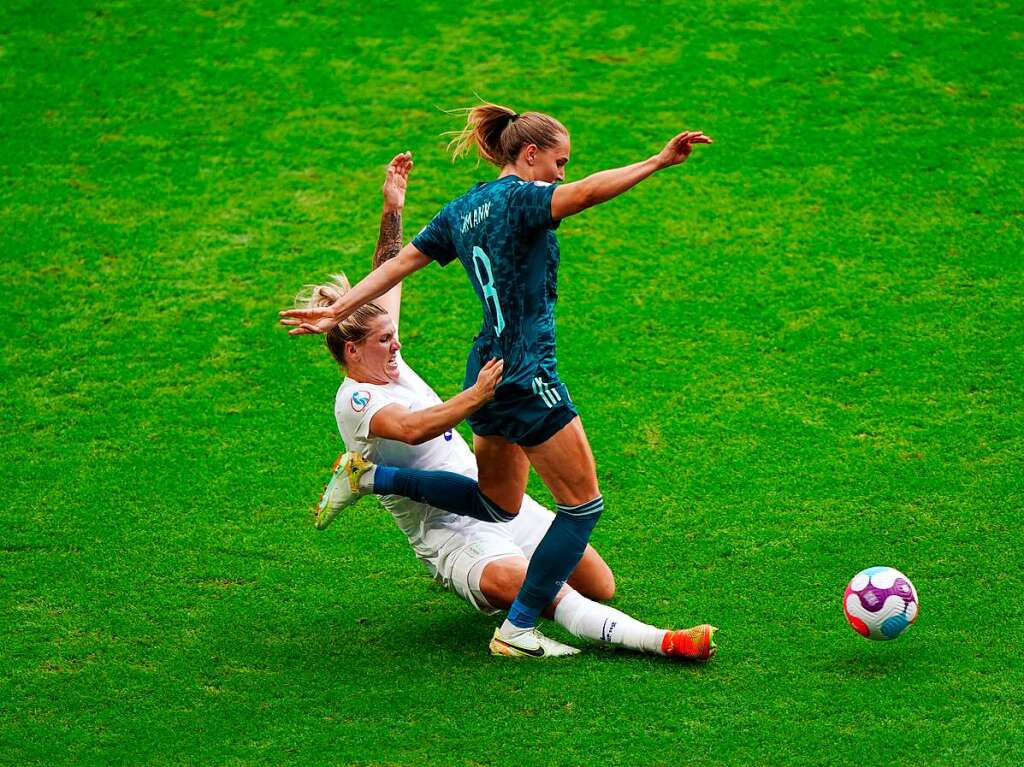 England und Deutschland liefern sich vor der EM-Rekordkulisse in Wembley ein groes Duell - mit einem Happy End fr die Gastgeberinnen. 