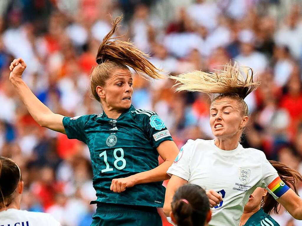 England und Deutschland liefern sich vor der EM-Rekordkulisse in Wembley ein groes Duell - mit einem Happy End fr die Gastgeberinnen. 