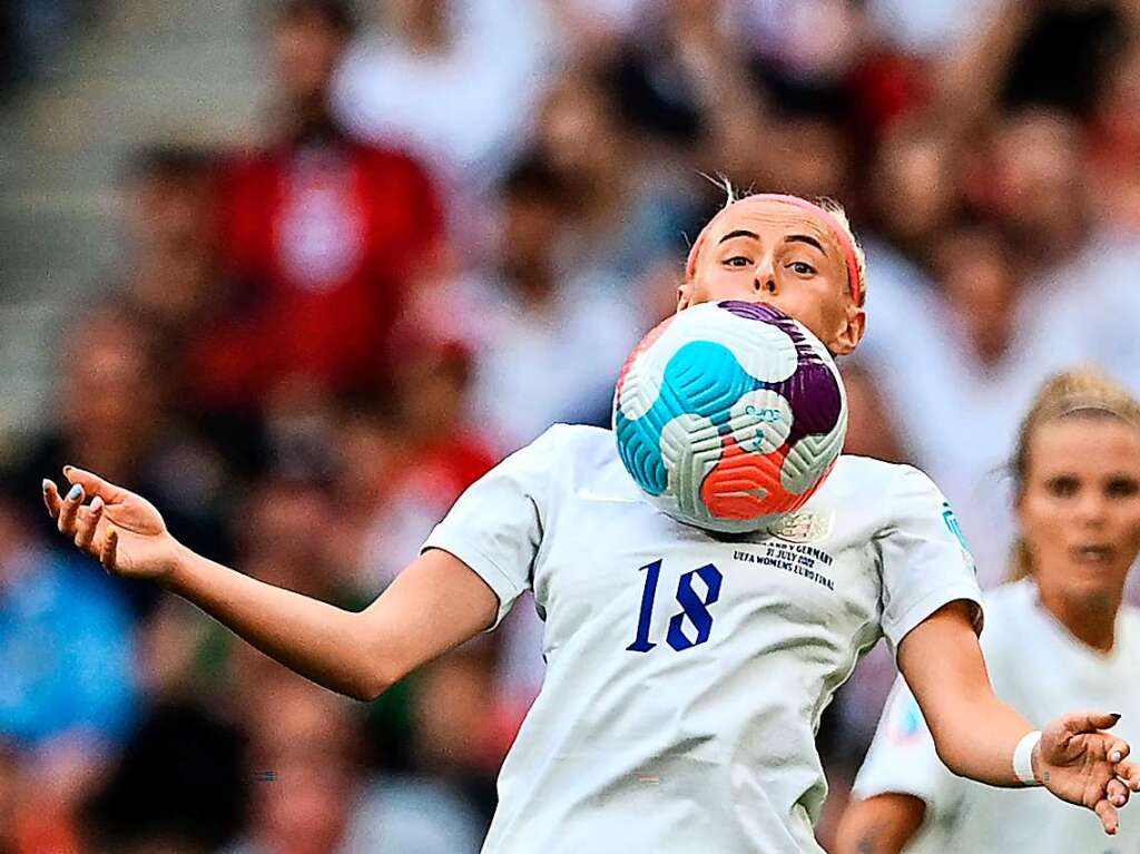 England und Deutschland liefern sich vor der EM-Rekordkulisse in Wembley ein groes Duell - mit einem Happy End fr die Gastgeberinnen. 