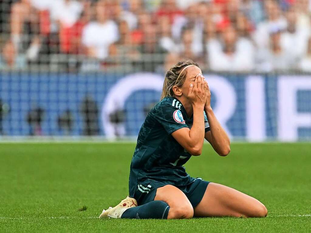 England und Deutschland liefern sich vor der EM-Rekordkulisse in Wembley ein groes Duell - mit einem Happy End fr die Gastgeberinnen. 