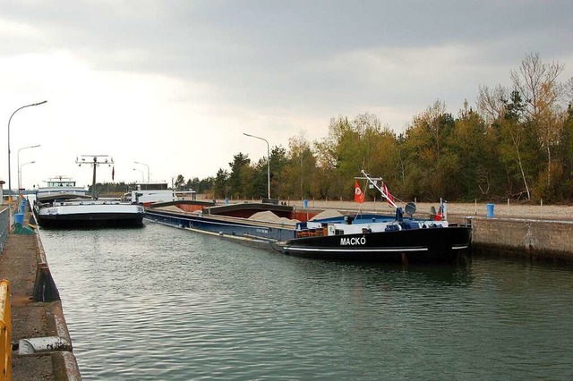 Ein Frachtschiff in der Rheinschleuse bei Sasbach im Elsass.  | Foto: hans-jrgen trul