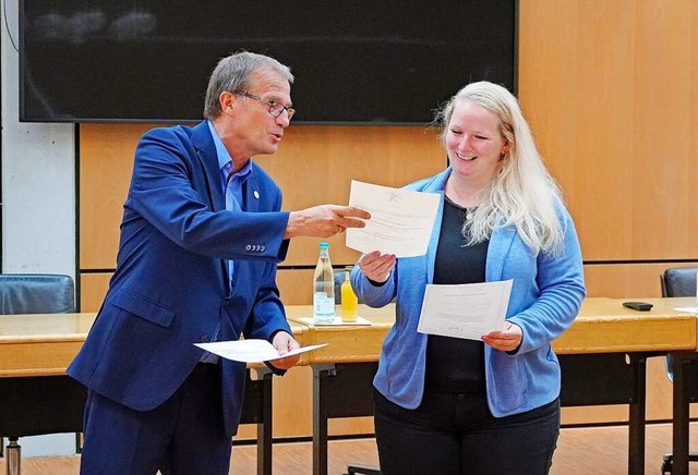 Vor einer Woche erhielt Kristin Schipp...ennungsurkunde als erste Beigeordnete.  | Foto: Silvia Wamer