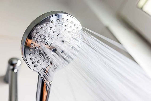 Wer Energie sparen mchte, sollte krzer duschen.  | Foto: Philipp von Ditfurth (dpa)