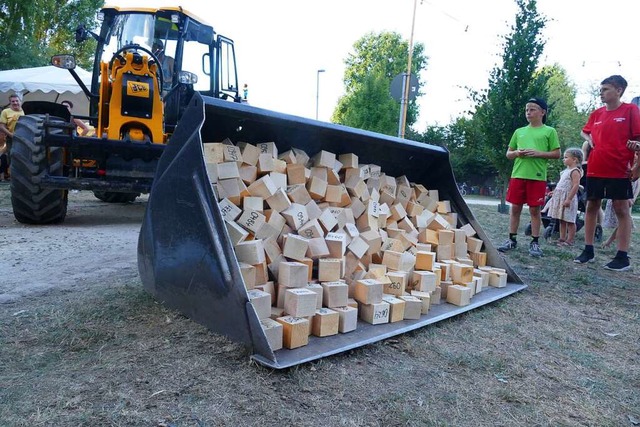 Die rund 900 Wrfel werden  mit dem Ba...tpunkt hinter der Mhle transportiert.  | Foto: Leonie Lieberam