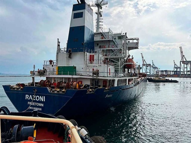 Das Frachtschiff &#8222;Razoni&#8220; fhrt unter der Flagge von Sierra Leone  | Foto: TURKISH DEFENCE MINISTRY (AFP)