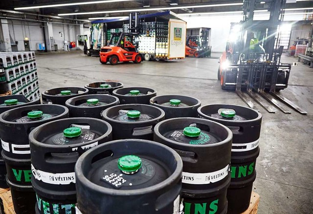 Bierfsser werden in der Verladehalle ...belstapler zu einem Lkw transportiert.  | Foto: Bernd Thissen (dpa)