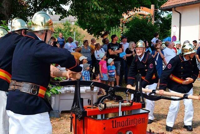 Feuerwehr Rötenbach führt Löscharbeiten mit historischen Spritzen vor