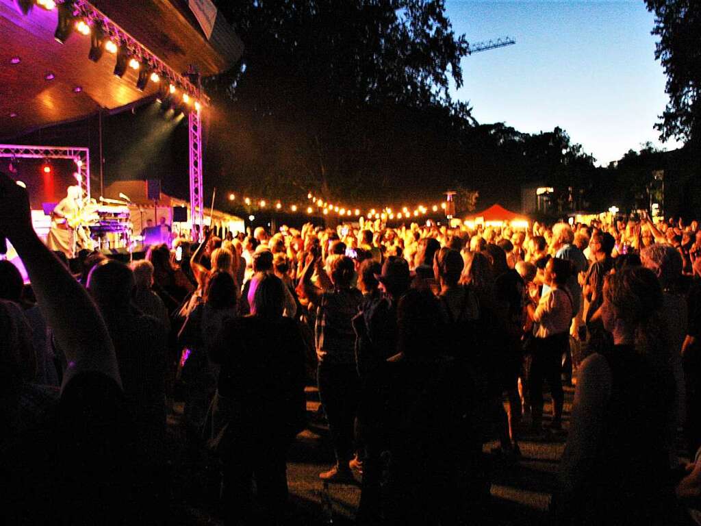 Vor drei Jahren musste das Open Air mit Manfred Mann’s Earth Band im Kurpark Bad Krozingen wegen eines Unwetters abgebrochen werden. Nicht so jetzt, als 1500 Fans bei zahllosen Rock-Klassikern voll auf ihre Kosten kamen.