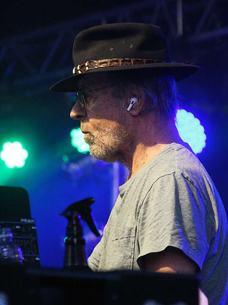 Vor drei Jahren musste das Open Air mit Manfred Mann’s Earth Band im Kurpark Bad Krozingen wegen eines Unwetters abgebrochen werden. Nicht so jetzt, als 1500 Fans bei zahllosen Rock-Klassikern voll auf ihre Kosten kamen.