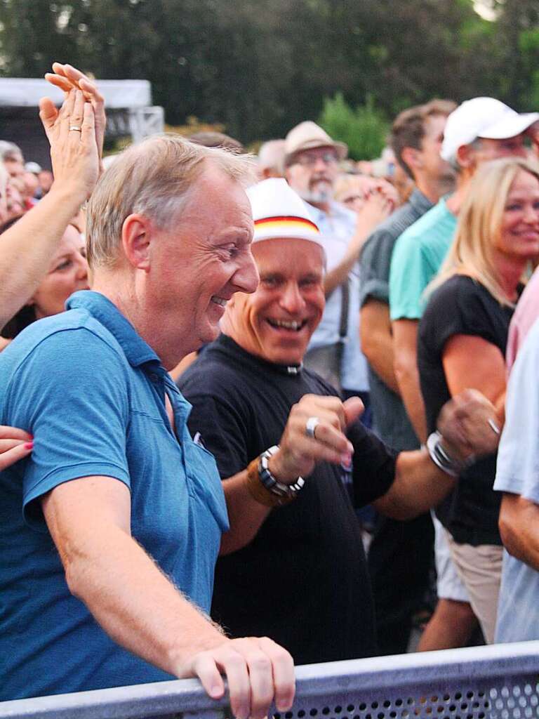 Vor drei Jahren musste das Open Air mit Manfred Mann’s Earth Band im Kurpark Bad Krozingen wegen eines Unwetters abgebrochen werden. Nicht so jetzt, als 1500 Fans bei zahllosen Rock-Klassikern voll auf ihre Kosten kamen.