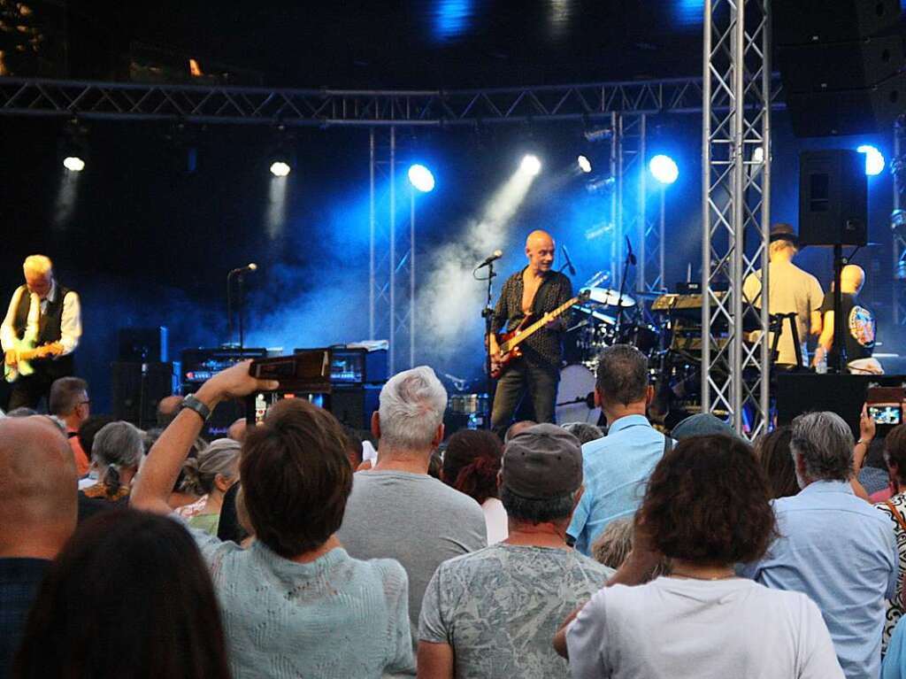 Vor drei Jahren musste das Open Air mit Manfred Mann’s Earth Band im Kurpark Bad Krozingen wegen eines Unwetters abgebrochen werden. Nicht so jetzt, als 1500 Fans bei zahllosen Rock-Klassikern voll auf ihre Kosten kamen.