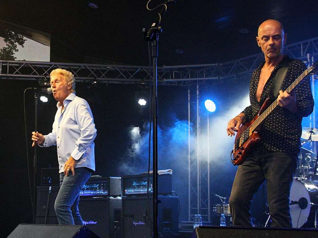 Vor drei Jahren musste das Open Air mit Manfred Mann’s Earth Band im Kurpark Bad Krozingen wegen eines Unwetters abgebrochen werden. Nicht so jetzt, als 1500 Fans bei zahllosen Rock-Klassikern voll auf ihre Kosten kamen.