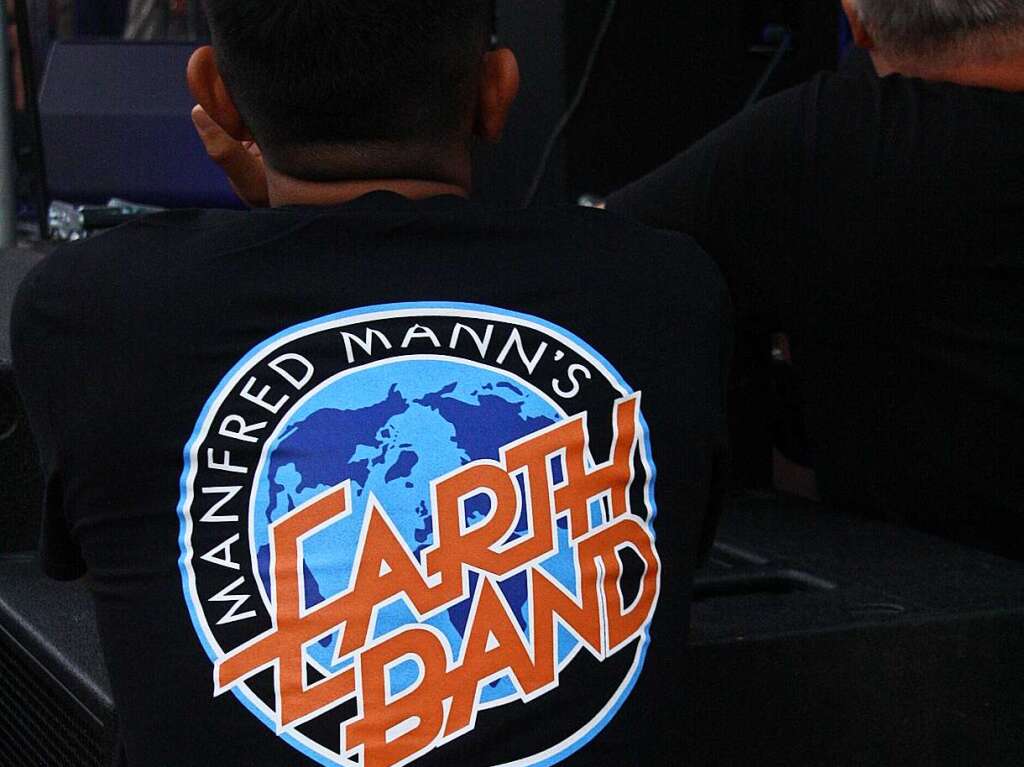 Vor drei Jahren musste das Open Air mit Manfred Mann’s Earth Band im Kurpark Bad Krozingen wegen eines Unwetters abgebrochen werden. Nicht so jetzt, als 1500 Fans bei zahllosen Rock-Klassikern voll auf ihre Kosten kamen.