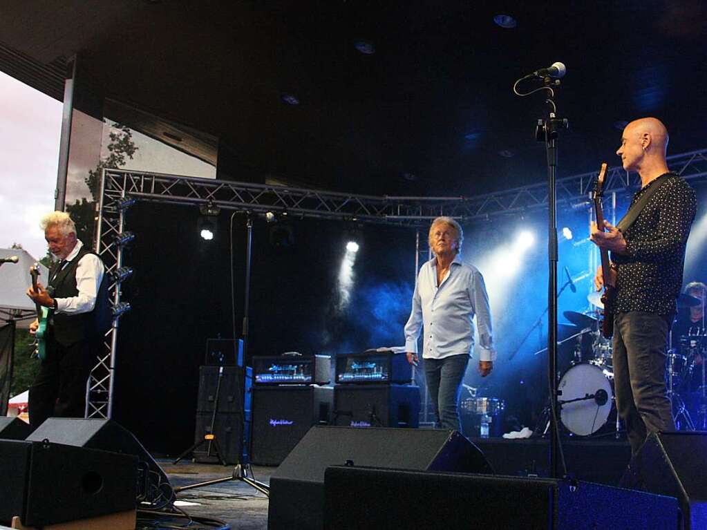 Vor drei Jahren musste das Open Air mit Manfred Mann’s Earth Band im Kurpark Bad Krozingen wegen eines Unwetters abgebrochen werden. Nicht so jetzt, als 1500 Fans bei zahllosen Rock-Klassikern voll auf ihre Kosten kamen.