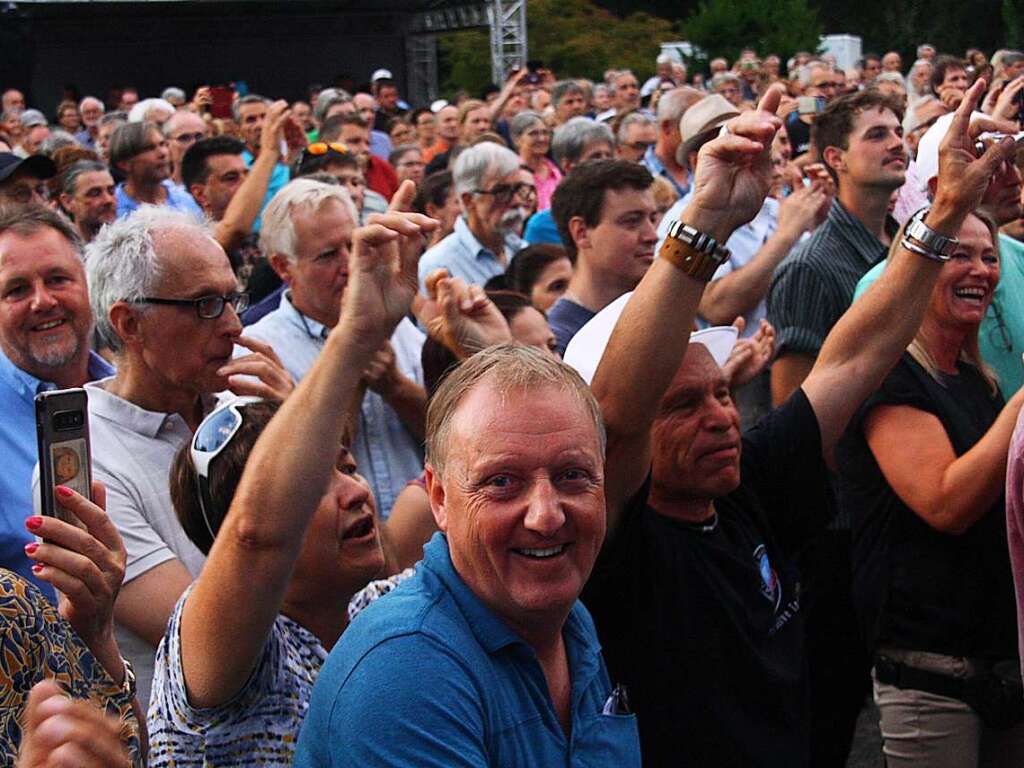 Vor drei Jahren musste das Open Air mit Manfred Mann’s Earth Band im Kurpark Bad Krozingen wegen eines Unwetters abgebrochen werden. Nicht so jetzt, als 1500 Fans bei zahllosen Rock-Klassikern voll auf ihre Kosten kamen.