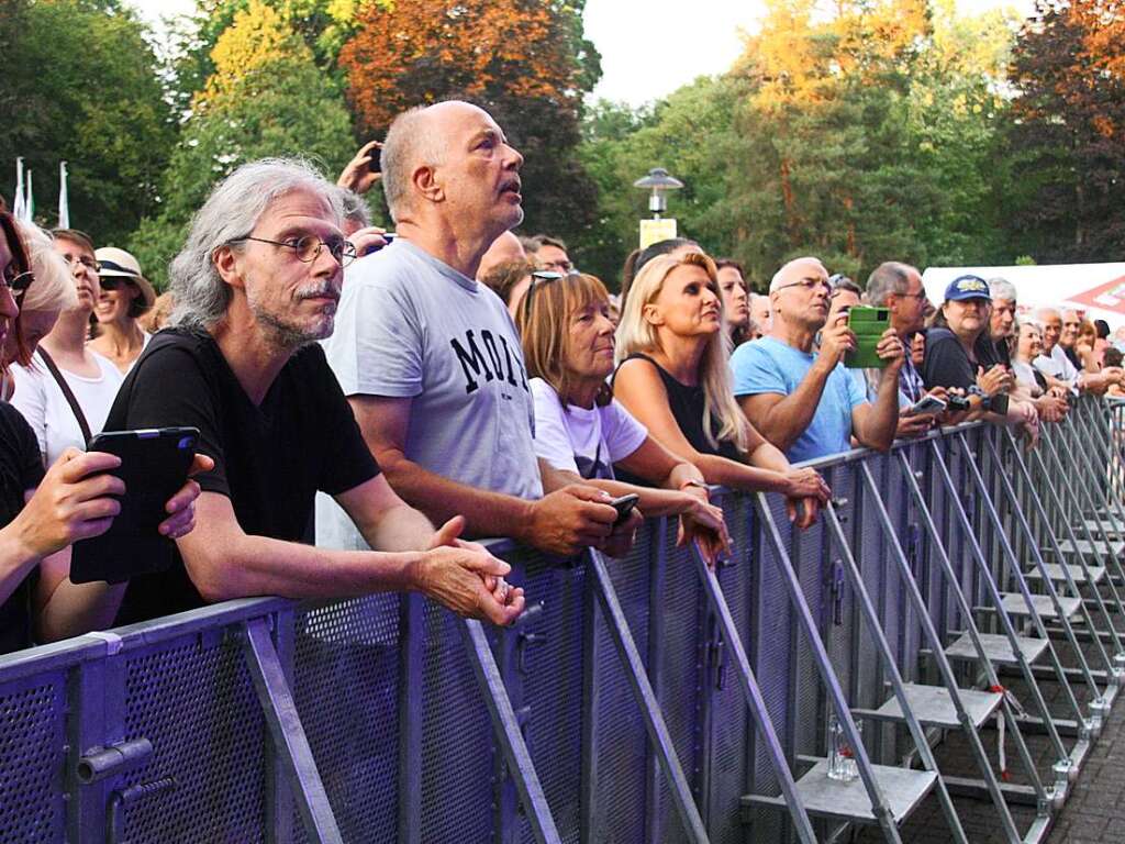 Vor drei Jahren musste das Open Air mit Manfred Mann’s Earth Band im Kurpark Bad Krozingen wegen eines Unwetters abgebrochen werden. Nicht so jetzt, als 1500 Fans bei zahllosen Rock-Klassikern voll auf ihre Kosten kamen.