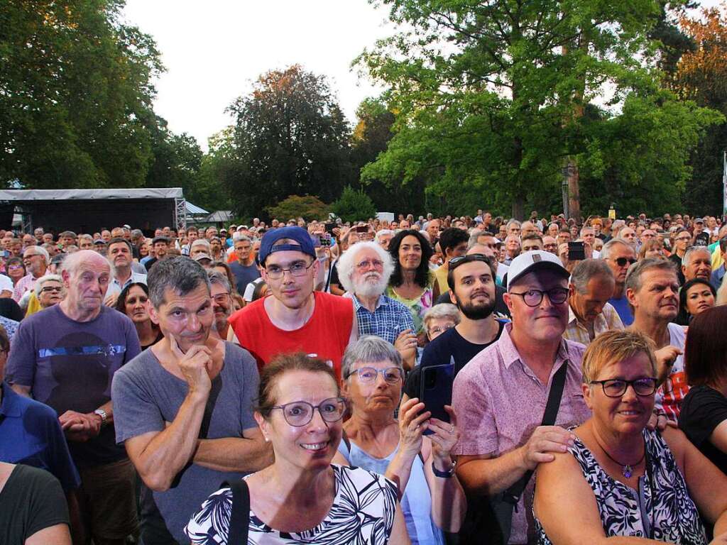 Vor drei Jahren musste das Open Air mit Manfred Mann’s Earth Band im Kurpark Bad Krozingen wegen eines Unwetters abgebrochen werden. Nicht so jetzt, als 1500 Fans bei zahllosen Rock-Klassikern voll auf ihre Kosten kamen.