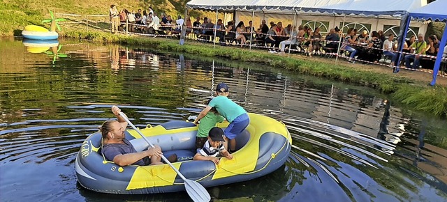 Vor allem fr Kinder war die  Fahrt mi...auchboot auf dem Weiher ein Erlebnis.   | Foto: Kanmacher