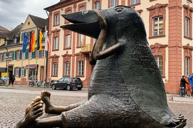 Vogel-Figur vor dem Offenburger Rathau...en Ratssitzung Kritik einstecken muss.  | Foto: Helmut Seller