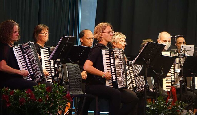 Gemeinsam stark:  Das Akkordeon-Orches...hwrstadt beim Sommerkonzert als Team.  | Foto: Roswitha Frey