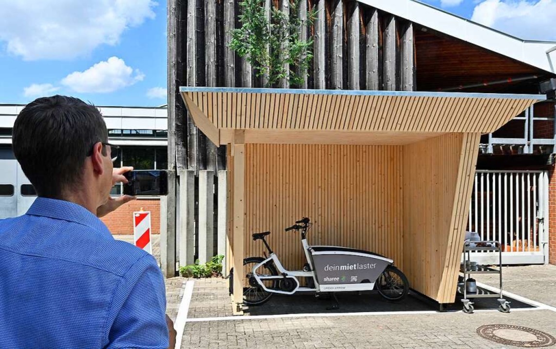 Der  Prototyp eines aus Holz gebauten ...burg als Unterstand für ein Lastenrad.  | Foto: Michael Bamberger