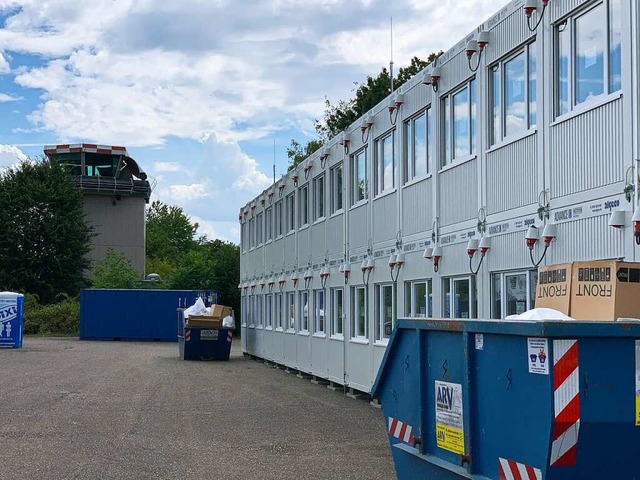 Die neue Containeranlage nahe des Offenburger Flugplatz-Towers.  | Foto: Helmut Seller