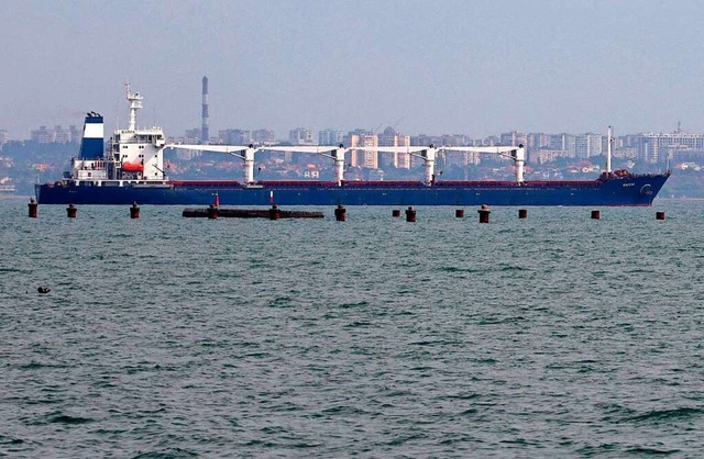 Das erste Schiff mit Getreide verlsst den Hafen von Odessa.  | Foto: OLEKSANDR GIMANOV (AFP)