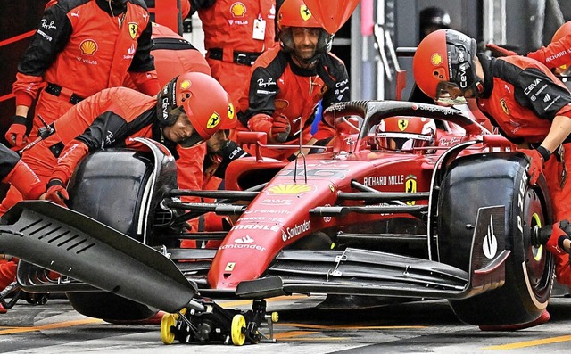 In der Box luft es fr Chalrles Leclerc und Ferrari aktuell nicht gut.  | Foto: ATTILA KISBENEDEK (AFP)
