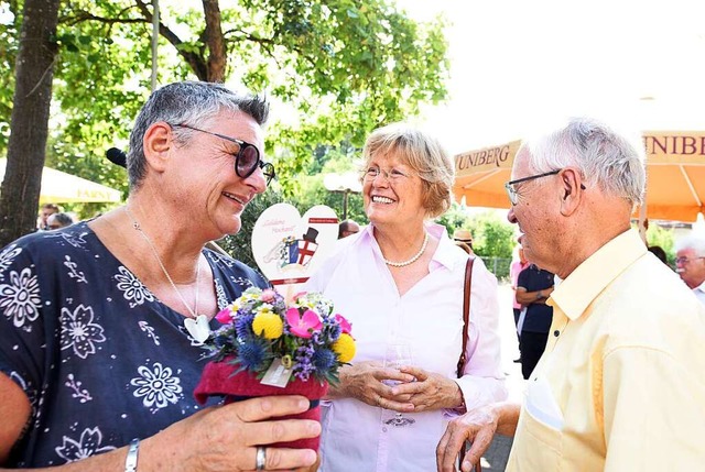 Gratulationen fr Ortsvorsteherin Petr...tor Wolfgang Jger und seiner Ehefrau.  | Foto: Rita Eggstein