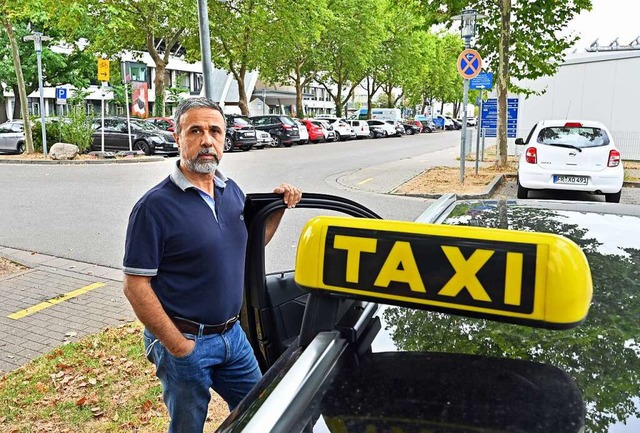 Taxifahrer Hassan Kouaik von der Freib...e vor der HNO-Klinik des Uni-Klinikums  | Foto: Michael Bamberger