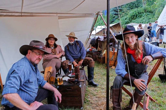 Tipis, Lagerfeuer und Cowboy-Stiefel sorgen fr die richtige Stimmung im Camp.  | Foto: Adrian Hofmann