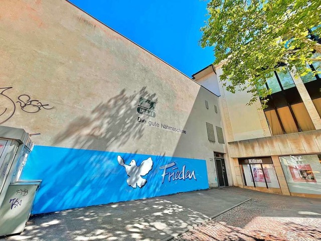 Die Fassade heute: Pfaff-Nhmaschine und Friedenstaube im hellblauen Streifen  | Foto: Barbara Ruda